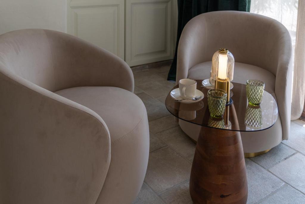 Deluxe Room N. 4 — le fauteuil et la liseuse